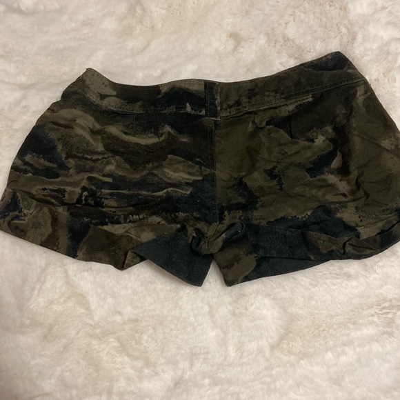 Camo Short-Shorts - Picture 3 of 3